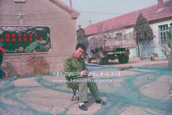 1987年在55051部队养殖场当场医时的照片。这是在帮着修补渔网。