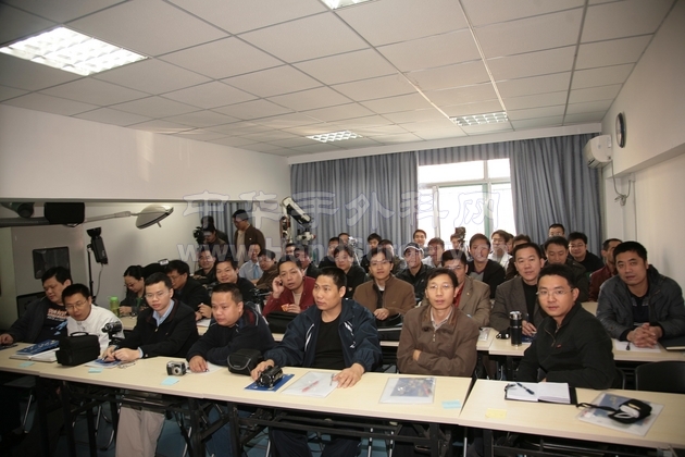 这是课间休息时，站在门口为大家照的相