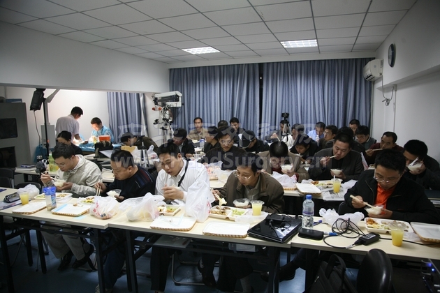 有时候忙，就只能定盒饭了，匆匆忙忙的吃完，又投入到新的学习中。