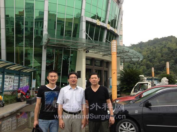 台州骨伤医院门前合影（北京积水潭栗程鹏老师，台州骨伤医院郭翱老师）