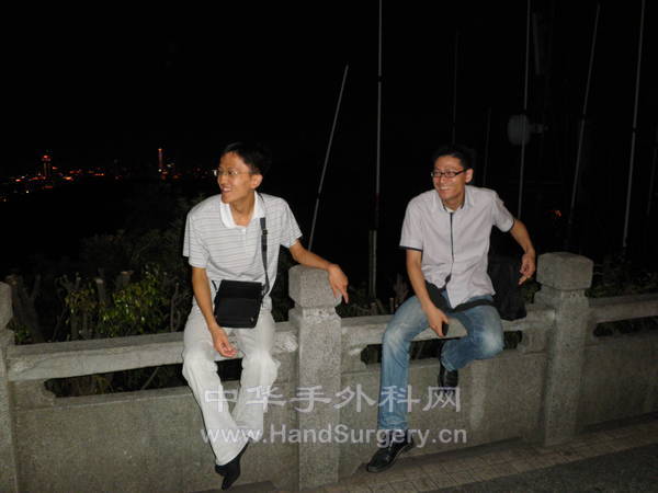 看啥呢，这么欢快