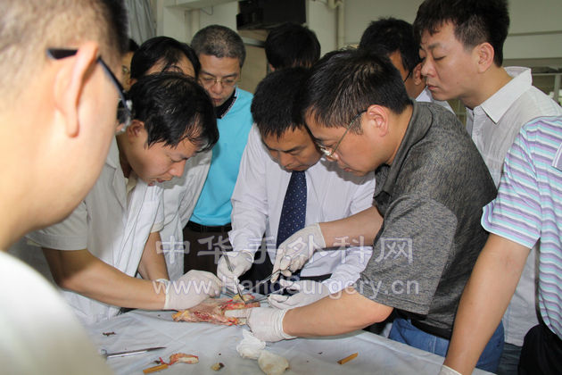 王增涛教授指导学员.jpg